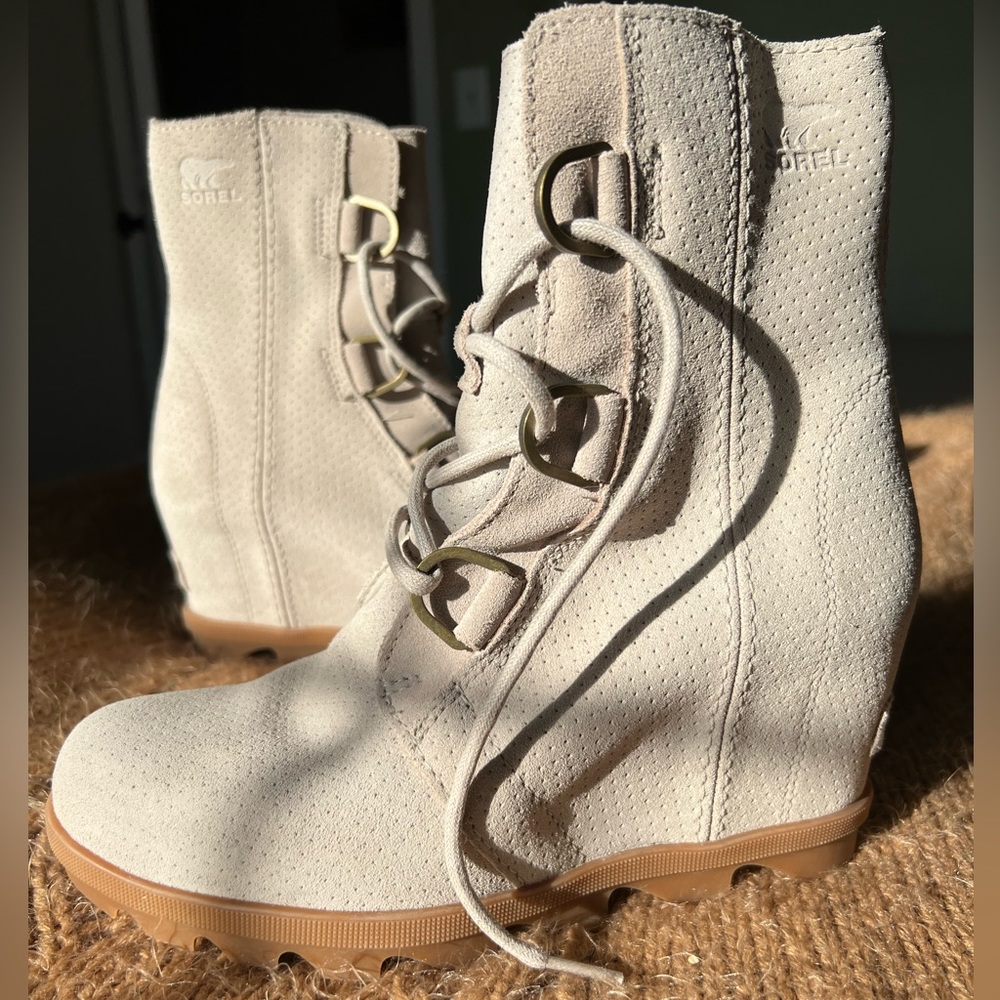 EUC Worn Once Sorel Joan Of Arctic Wedge II boots Genuine Leather. Cream color